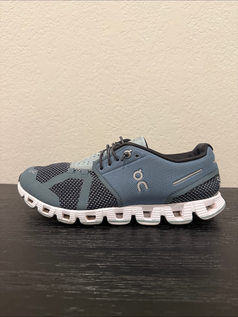 On Cloud women’s Size 9 Running Shoe in Slate Blue and Black